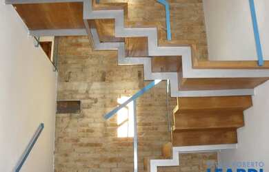 Imagem: O depósito possui 5 Vagas na garagem, 450m² de Área e está