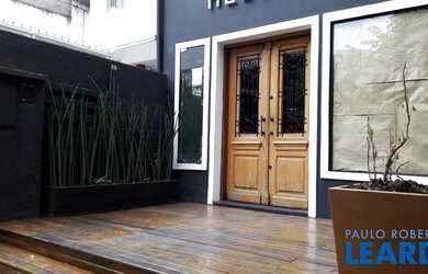 Imagem: O depósito possui 2 Vagas na garagem, 128m² de Área e está