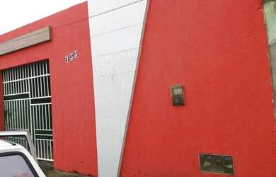 Imagem: A casa possui 3 Dormitórios, 2 Banheiros e 2 Vagas na garagem