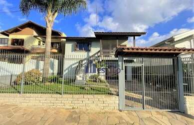 Imagem: A casa possui 3 Dormitórios, 3 Banheiros, 3 Vagas na garagem