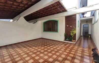 Imagem: A casa possui 3 Dormitórios, 4 Banheiros, 2 Vagas na garagem