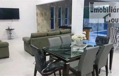 Imagem: A casa possui 3 Dormitórios, 2 Banheiros, 5 Vagas na garagem