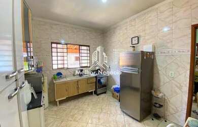 Imagem: A casa possui 4 Dormitórios, 2 Banheiros, 5 Vagas na garagem