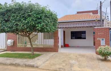 Imagem: A casa possui 2 Dormitórios, 1 Banheiro, 1 Vaga na garagem