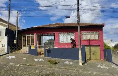 Imagem: A casa possui 3 Dormitórios, 1 Banheiro, 2 Vagas na garagem