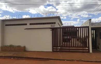 Imagem: A casa possui 4 Dormitórios, 1 Banheiro, 4 Vagas na garagem