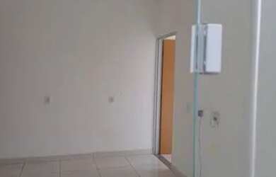 Imagem: A casa possui 2 Dormitórios, 1 Banheiro, 2 Vagas na garagem