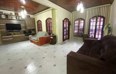 Imagem: A casa possui 4 Dormitórios, 5 Banheiros, 3 Vagas na garagem