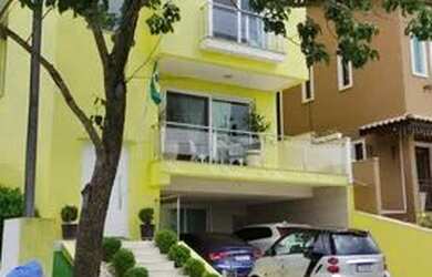 Imagem: A casa possui 3 Dormitórios, 5 Banheiros, 4 Vagas na garagem