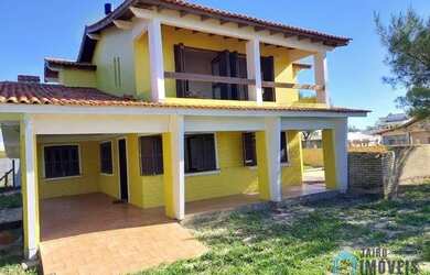 Imagem: A casa possui 4 Dormitórios, 2 Banheiros, 720m² de Área e