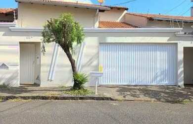 Imagem: A casa possui 3 Dormitórios, 2 Banheiros, 150m² de Área e