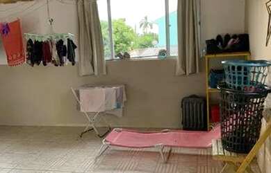 Imagem: A casa possui 2 Dormitórios, 1 Banheiro, 2 Vagas na garagem