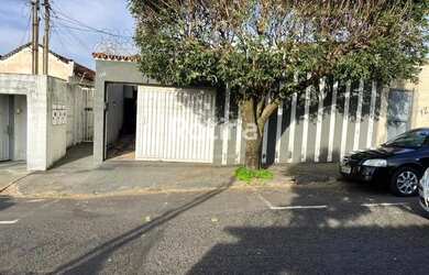 Imagem: A casa possui 3 Dormitórios, 1 Banheiro, 2 Vagas na garagem