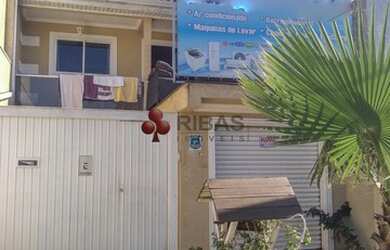 Imagem: A casa possui 3 Dormitórios, 1 Banheiro, 2 Vagas na garagem