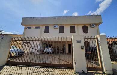 Imagem: A casa possui 4 Dormitórios, 3 Banheiros, 5 Vagas na garagem