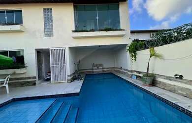 Imagem: A casa possui 3 Dormitórios, 4 Banheiros, 2 Vagas na garagem