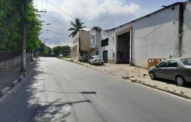 Imagem: O depósito possui 4 Vagas na garagem, 420m² de Área e está