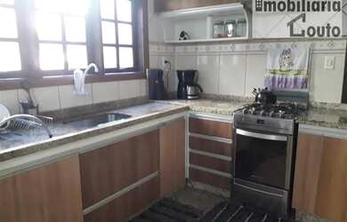 Imagem: A casa possui 2 Dormitórios, 2 Banheiros, 3 Vagas na garagem