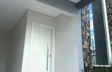 Imagem: A casa possui 3 Dormitórios, 3 Banheiros, 2 Vagas na garagem