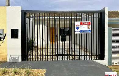 Imagem: A casa possui 2 Dormitórios, 2 Banheiros, 2 Vagas na garagem