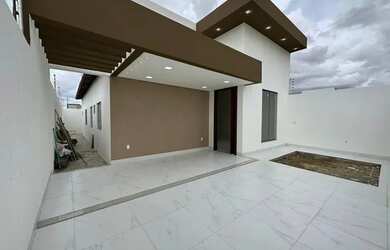 Imagem: A casa possui 3 Dormitórios, 2 Banheiros, 3 Vagas na garagem