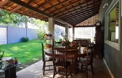 Imagem: A casa possui 3 Dormitórios, 1 Banheiro, 5 Vagas na garagem