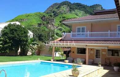 Imagem: A casa em condomínio para alugar possui 3 Dormitórios, 5 Banheiros