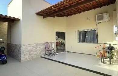 Imagem: A casa possui 3 Dormitórios, 1 Banheiro, 2 Vagas na garagem