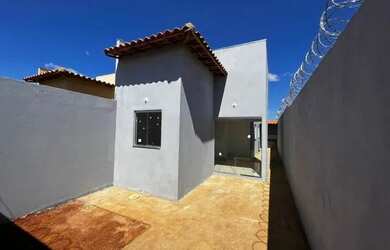 Imagem: A casa possui 2 Dormitórios, 1 Banheiro, 2 Vagas na garagem