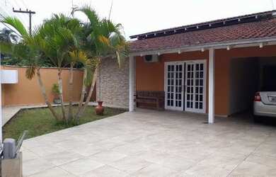 Imagem: A casa possui 3 Dormitórios, 3 Banheiros, 2 Vagas na garagem