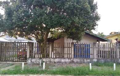 Imagem: A casa possui 3 Dormitórios, 2 Banheiros, 5 Vagas na garagem