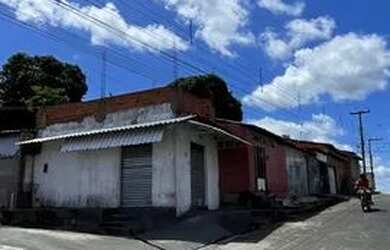 Imagem: A casa possui 4 Dormitórios, 1 Banheiro, 2 Vagas na garagem