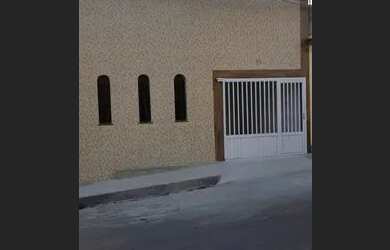 Imagem: A casa possui 3 Dormitórios, 1 Banheiro, 1 Vaga na garagem