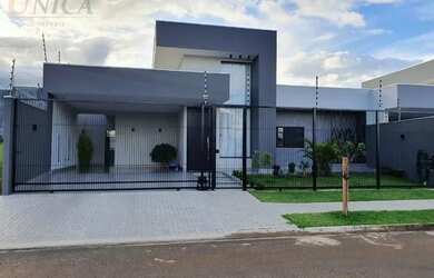 Imagem: A casa possui 3 Dormitórios, 2 Banheiros, 4 Vagas na garagem