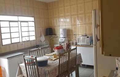 Imagem: A casa possui 3 Dormitórios, 1 Banheiro, 1 Vaga na garagem