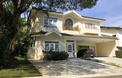 Imagem: A casa em condomínio possui 4 Dormitórios, 4 Banheiros, 4