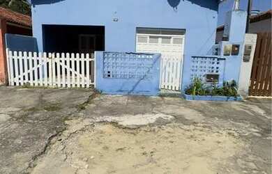 Imagem: A casa possui 3 Dormitórios, 2 Banheiros, 2 Vagas na garagem