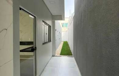 Imagem: A casa possui 3 Dormitórios, 2 Banheiros, 4 Vagas na garagem