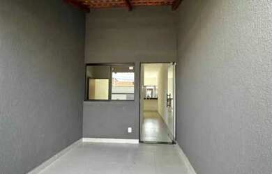 Imagem: A casa possui 2 Dormitórios, 1 Banheiro e 1 Vaga na garagem