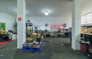 Imagem: O depósito possui 2 Vagas na garagem, 600m² de Área e está