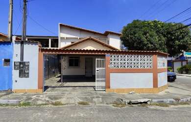 Imagem: A casa possui 3 Dormitórios, 1 Banheiro, 2 Vagas na garagem