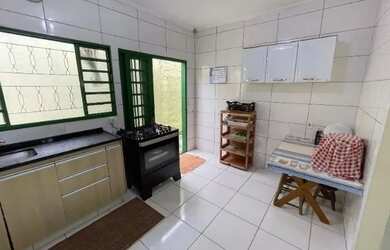 Imagem: A casa possui 3 Dormitórios, 3 Banheiros, 2 Vagas na garagem