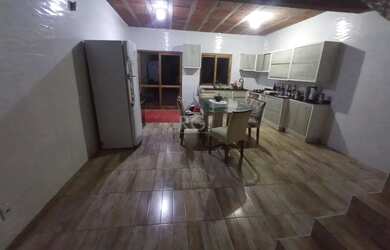 Imagem: A casa possui 3 Dormitórios, 2 Banheiros, 2 Vagas na garagem