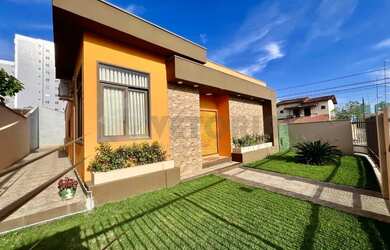 Imagem: A casa possui 2 Dormitórios, 2 Banheiros, 2 Vagas na garagem