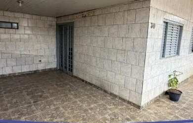 Imagem: A casa possui 3 Dormitórios, 2 Banheiros, 2 Vagas na garagem