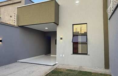 Imagem: A casa possui 3 Dormitórios, 2 Banheiros, 2 Vagas na garagem