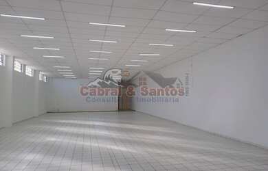 Imagem: O depósito possui 3 Vagas na garagem, 358m² de Área e está