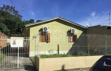 Imagem: A casa possui 3 Dormitórios, 2 Banheiros, 1 Vaga na garagem