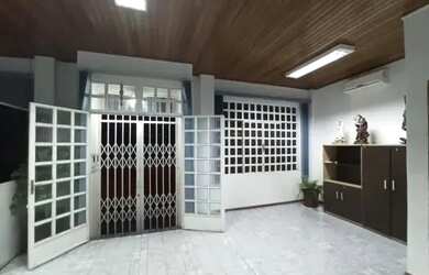 Imagem: A casa possui 3 Dormitórios, 2 Banheiros, 3 Vagas na garagem