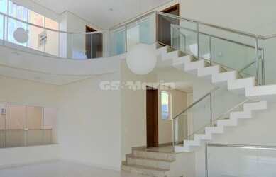 Imagem: A casa em condomínio possui 4 Dormitórios, 4 Banheiros, 266m²